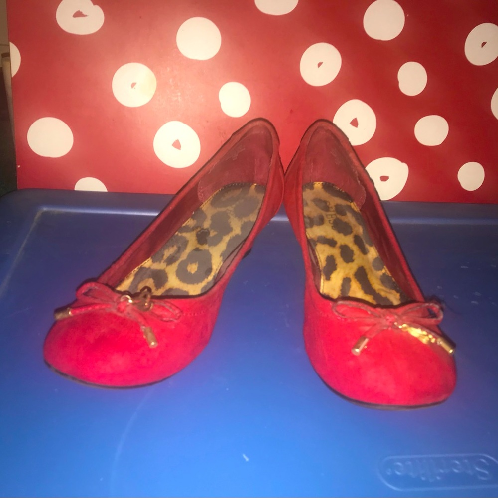 GUESS 7.5M red suede flats with little platform.